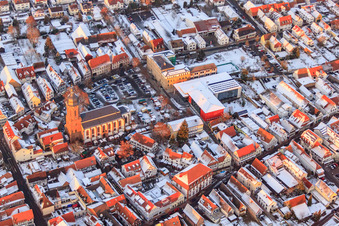 École primaire, mairie et église Saint-Georges sur la place du marché en hiver avec de la neige à Kandel dans le département Rhénanie-Palatinat, Allemagne hors des airs