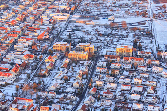 Vue aérienne de Immeubles d'appartements de la Raiffeisenstraße en hiver avec de la neige à Kandel dans le département Rhénanie-Palatinat, Allemagne