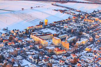 Vue aérienne de Asklepios Südpfalzkliniken en hiver avec de la neige à Kandel dans le département Rhénanie-Palatinat, Allemagne
