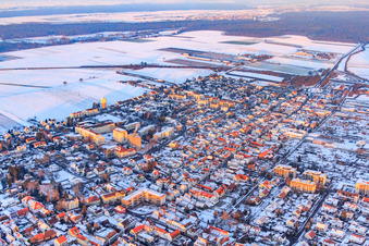 Photographie aérienne de Asklepios Südpfalzkliniken en hiver avec de la neige à Kandel dans le département Rhénanie-Palatinat, Allemagne