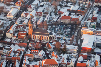 Vue aérienne de L'église Saint-Georges enneigée en hiver avec la place du marché, la mairie et l'école primaire dans le vieux centre-ville à Kandel dans le département Rhénanie-Palatinat, Allemagne