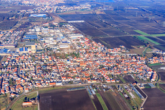 Vue aérienne de Vue de la ville depuis le sud à Maxdorf dans le département Rhénanie-Palatinat, Allemagne
