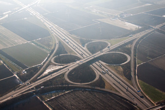 Vue aérienne de AK A61/A650 à le quartier Ruchheim in Ludwigshafen am Rhein dans le département Rhénanie-Palatinat, Allemagne