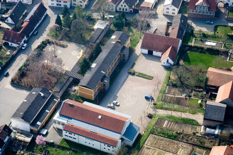 Vue aérienne de Mundohalle, école primaire, hangar culturel KuScheMi à Minfeld dans le département Rhénanie-Palatinat, Allemagne