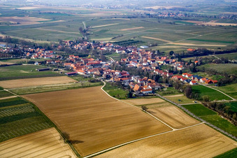 Vue aérienne de Village vu de l'ouest à Dierbach dans le département Rhénanie-Palatinat, Allemagne