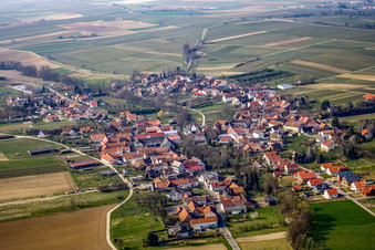 Vue aérienne de Village vu de l'ouest à Dierbach dans le département Rhénanie-Palatinat, Allemagne