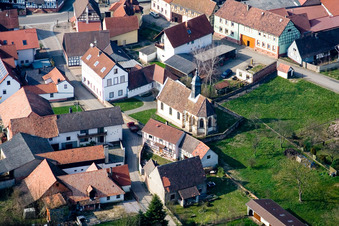 Vue aérienne de Bâtiment d'église au centre du village à Dierbach dans le département Rhénanie-Palatinat, Allemagne