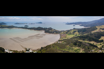 Vue aérienne de Panorama du paysage côtier sur la plage de sable du Pacifique Sud dans le district de McGreogor Bay à Coromandel dans le département Waïkato, Nouvelle-Zélande