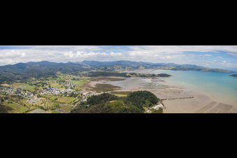 Photographie aérienne de Panorama du paysage côtier sur la plage de sable du Pacifique Sud dans le district de McGreogor Bay à Coromandel dans le département Waïkato, Nouvelle-Zélande
