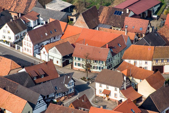 Rue principale à Dierbach dans le département Rhénanie-Palatinat, Allemagne d'en haut