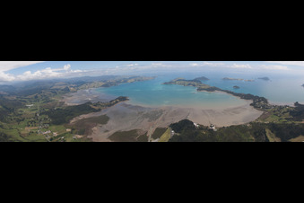 Vue oblique de Panorama du paysage côtier sur la plage de sable du Pacifique Sud dans le district de McGreogor Bay à Coromandel dans le département Waïkato, Nouvelle-Zélande