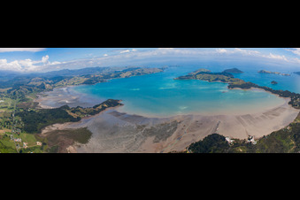 Panorama du paysage côtier sur la plage de sable du Pacifique Sud dans le district de McGreogor Bay à Coromandel dans le département Waïkato, Nouvelle-Zélande d'en haut