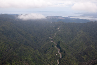 Vue aérienne de Route escarpée vers Whitianga à Coromandel dans le département Waïkato, Nouvelle-Zélande