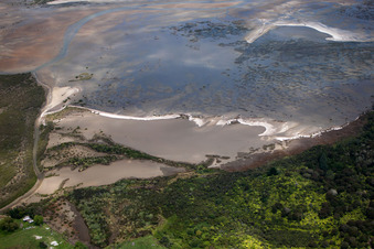 Vue aérienne de Côte maritime depuis Brickfield Bay à Preece Point à Coromandel dans le département Waïkato, Nouvelle-Zélande