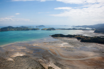 Vue aérienne de Surface de l'eau sur la côte maritime de la baie McGregor dans le district Coromandel de la baie Wyuna à Coromandel dans le département Waïkato, Nouvelle-Zélande