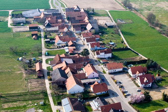 Vue aérienne de B427 à travers le village à Hergersweiler dans le département Rhénanie-Palatinat, Allemagne