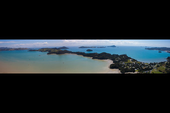 Vue aérienne de Panorama du paysage côtier sur la plage de sable du Pacifique Sud dans le district de McGreogor Bay à le quartier Wyuna Bay in Coromandel dans le département Waïkato, Nouvelle-Zélande