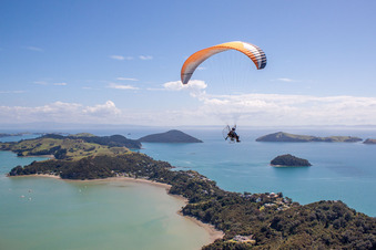 Vue aérienne de Zone côtière de la péninsule en Wyuna Bay à le quartier Wyuna Bay in Coromandel dans le département Waïkato, Nouvelle-Zélande