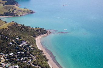 Vue d'oiseau de Quartier Wyuna Bay in Coromandel dans le département Waïkato, Nouvelle-Zélande
