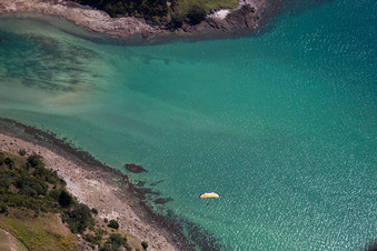 Vue aérienne de Surface de l'eau sur la côte maritime de la baie McGregor dans le district Coromandel à Wyuna Bay à le quartier Wyuna Bay in Coromandel dans le département Waïkato, Nouvelle-Zélande