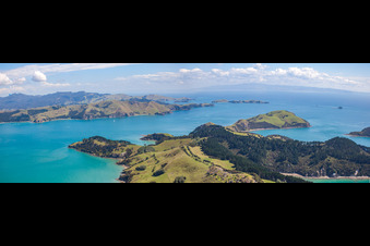 Vue aérienne de Panorama du paysage côtier sur la plage de sable du Pacifique Sud dans le district de Mcgreogor Bay à Coromandel à Whanganui Island dans le département Waïkato, Nouvelle-Zélande
