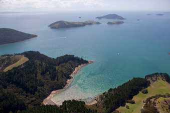 Vue d'oiseau de Whanganui Island dans le département Waïkato, Nouvelle-Zélande