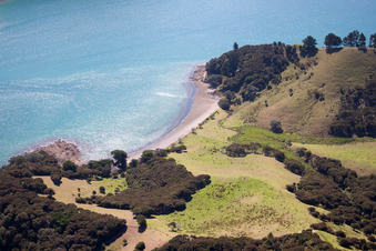 Whanganui Island dans le département Waïkato, Nouvelle-Zélande vu d'un drone