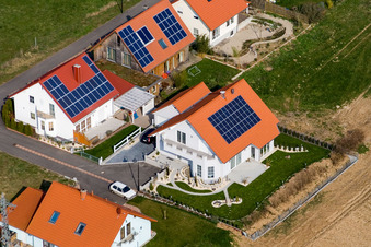 À Narrenberg à Hergersweiler dans le département Rhénanie-Palatinat, Allemagne du point de vue du drone