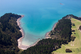 Whanganui Island dans le département Waïkato, Nouvelle-Zélande du point de vue du drone