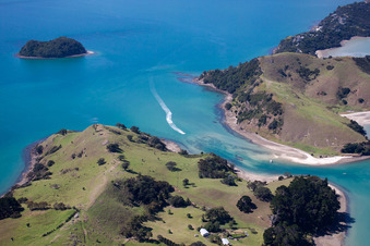 Whanganui Island dans le département Waïkato, Nouvelle-Zélande d'un drone