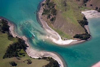 Vue aérienne de Surface de l'eau sur la côte maritime entre deux îles dans la baie McGregor dans la baie Wyuna à Whanganui Island dans le département Waïkato, Nouvelle-Zélande