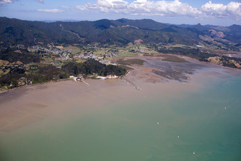 Coromandel dans le département Waïkato, Nouvelle-Zélande vu d'un drone
