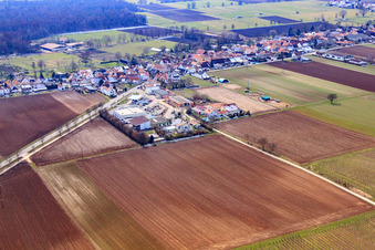 Vue aérienne de Zone commerciale de Karlshöhlchen avec concessionnaire automobile Heinz Memmer à Freckenfeld dans le département Rhénanie-Palatinat, Allemagne