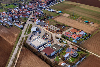Zone commerciale de Karlshöhlchen avec concessionnaire automobile Heinz Memmer à Freckenfeld dans le département Rhénanie-Palatinat, Allemagne d'en haut