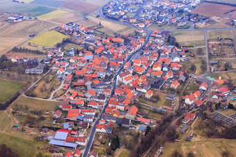 Vue aérienne de Vue du village en hiver à le quartier Humprechtshausen in Riedbach dans le département Bavière, Allemagne