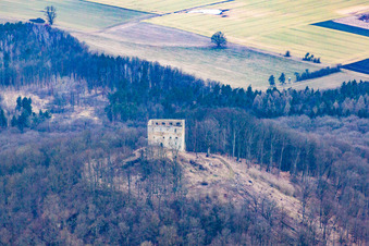 Vue aérienne de Restes des murs des ruines de l'ancien château Straufhain à le quartier Seidingstadt in Straufhain dans le département Thuringe, Allemagne