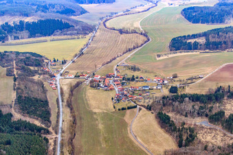 Vue aérienne de Vue du village dans le Krecktal à le quartier Völkershausen in Heldburg dans le département Thuringe, Allemagne