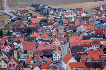 Vue aérienne de Bâtiment d'église au centre du village à Westhausen dans le département Thuringe, Allemagne