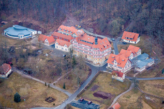 Vue aérienne de Bâtiment scolaire de l'internat Hermann-Lietz-Schule dans la forêt de Thuringe à le quartier Haubinda in Westhausen dans le département Thuringe, Allemagne