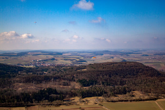 Vue aérienne de Collines boisées à Sulzfeld dans le département Bavière, Allemagne