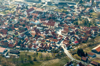 Vue aérienne de Église Saint-Jean-Baptiste au centre du village à Stadtlauringen dans le département Bavière, Allemagne