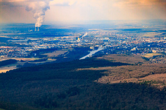 Vue aérienne de Vue de la ville depuis le nord-est à Schweinfurt dans le département Bavière, Allemagne