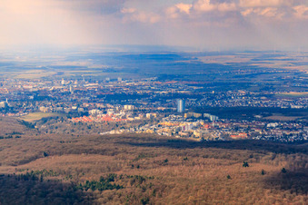 Vue aérienne de Vue de la ville depuis l'est à Schweinfurt dans le département Bavière, Allemagne