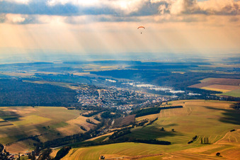 Vue aérienne de Village au bord du Main vu de l'ouest à Schonungen dans le département Bavière, Allemagne