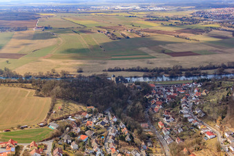 Vue aérienne de Village au bord du Main à le quartier Mainberg in Schonungen dans le département Bavière, Allemagne