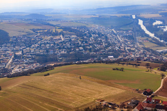 Vue aérienne de Village au bord du Main vu de l'ouest à Schonungen dans le département Bavière, Allemagne
