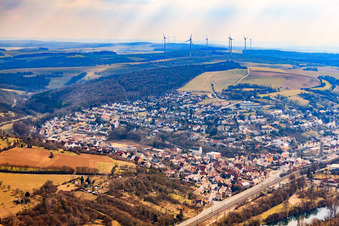 Photographie aérienne de Village au bord du Main vu de l'ouest à Schonungen dans le département Bavière, Allemagne