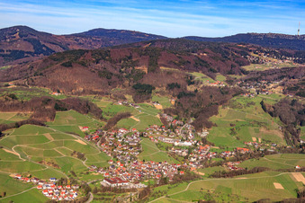 Vue aérienne de Ville viticole de Baden vue du sud-ouest à le quartier Büchelbach in Sasbachwalden dans le département Bade-Wurtemberg, Allemagne
