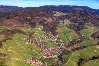 Vue aérienne de Ville viticole de Baden vue du sud-ouest à le quartier Büchelbach in Sasbachwalden dans le département Bade-Wurtemberg, Allemagne