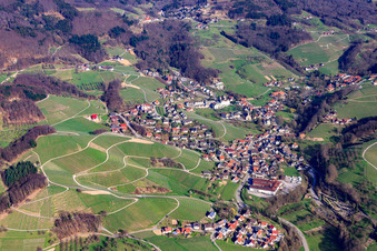 Vue oblique de Ville viticole de Baden vue du sud-ouest à le quartier Büchelbach in Sasbachwalden dans le département Bade-Wurtemberg, Allemagne